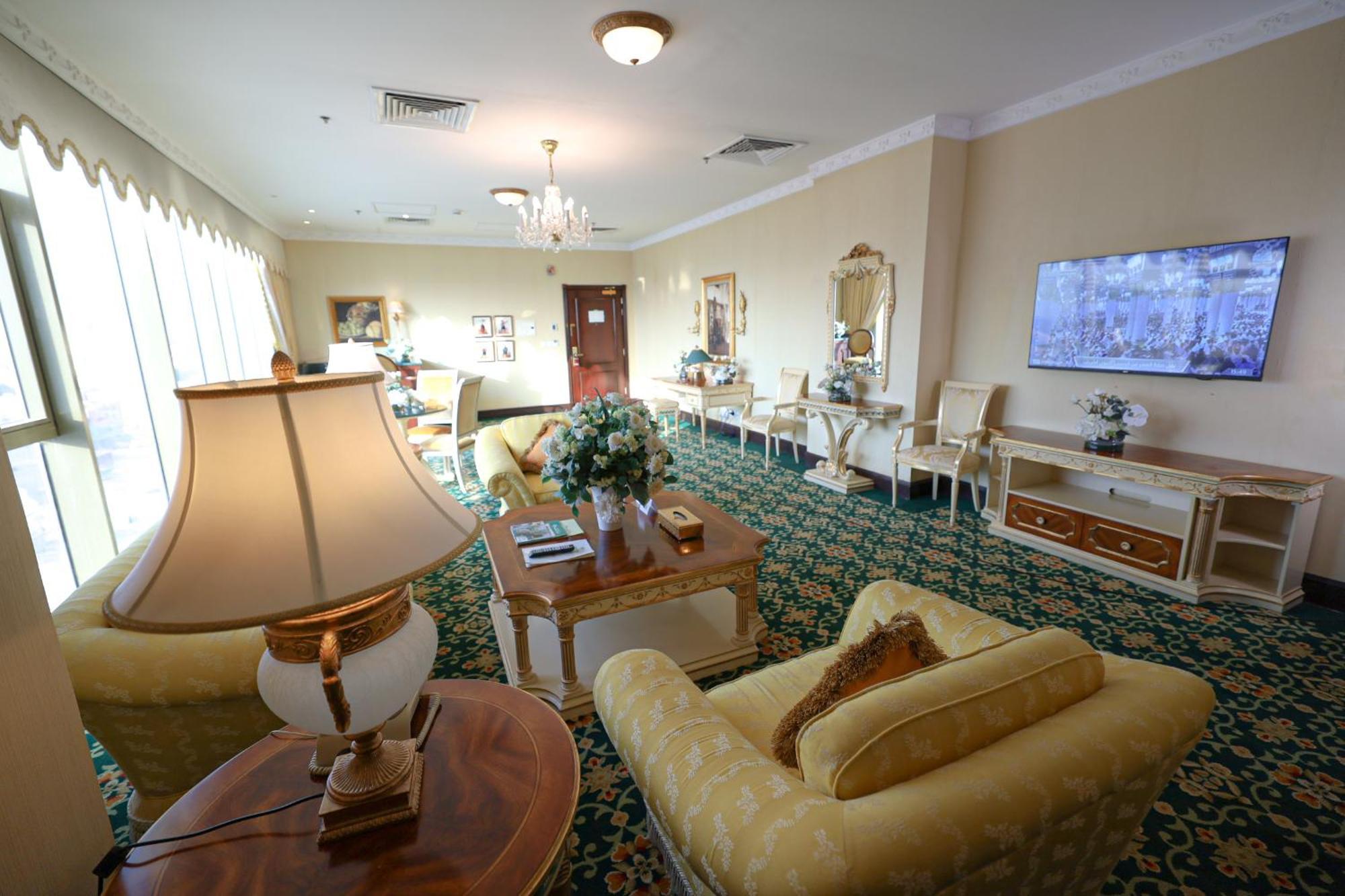 Habitat All Suites, Al Khobar Esterno foto The lounge at the airport