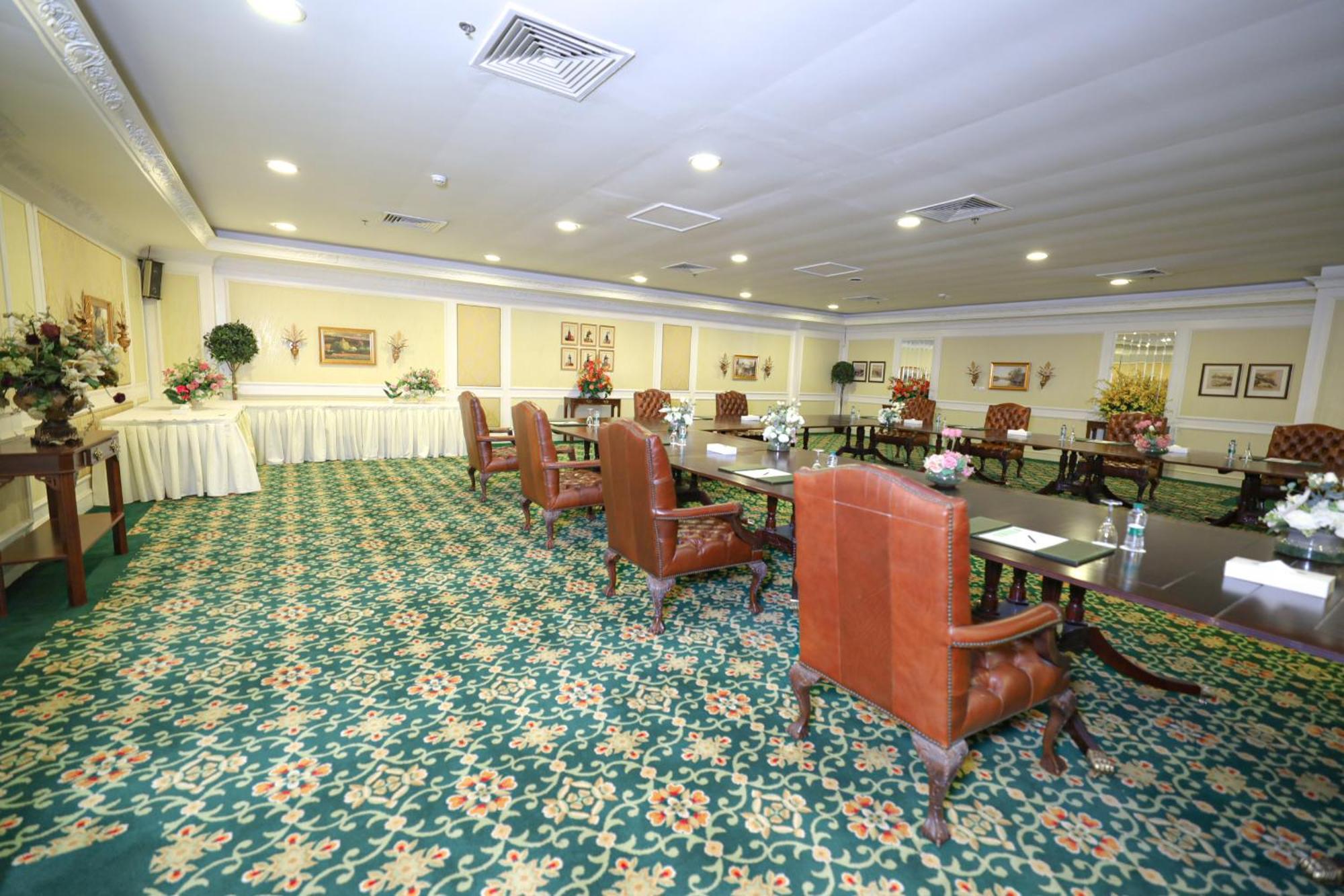 Habitat All Suites, Al Khobar Esterno foto The dining room at the 2004 White House Easter Egg Roll