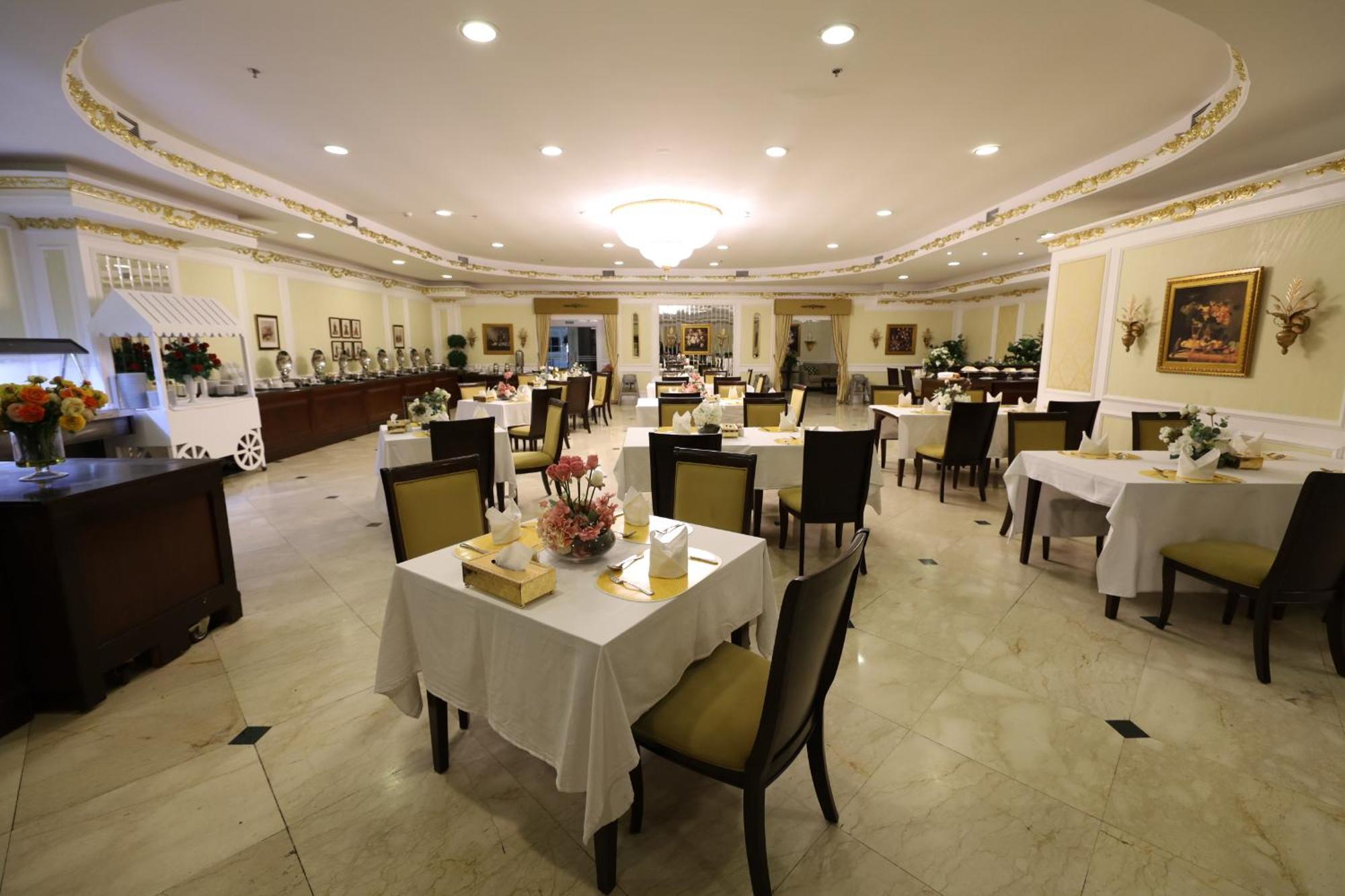 Habitat All Suites, Al Khobar Esterno foto The restaurant at the hotel