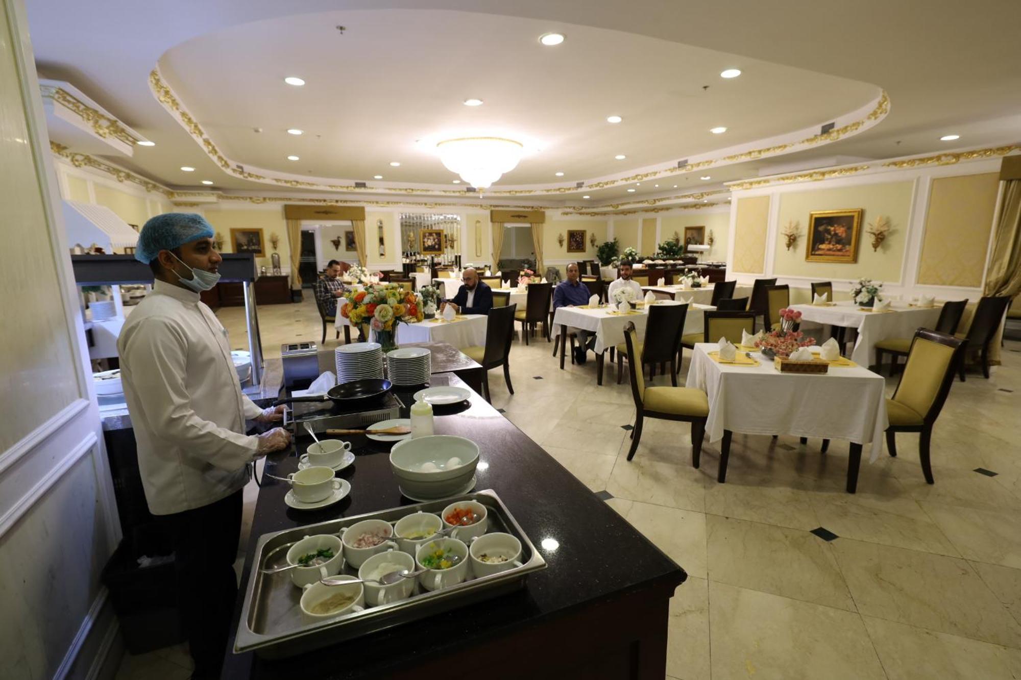 Habitat All Suites, Al Khobar Esterno foto A restaurant in a hotel