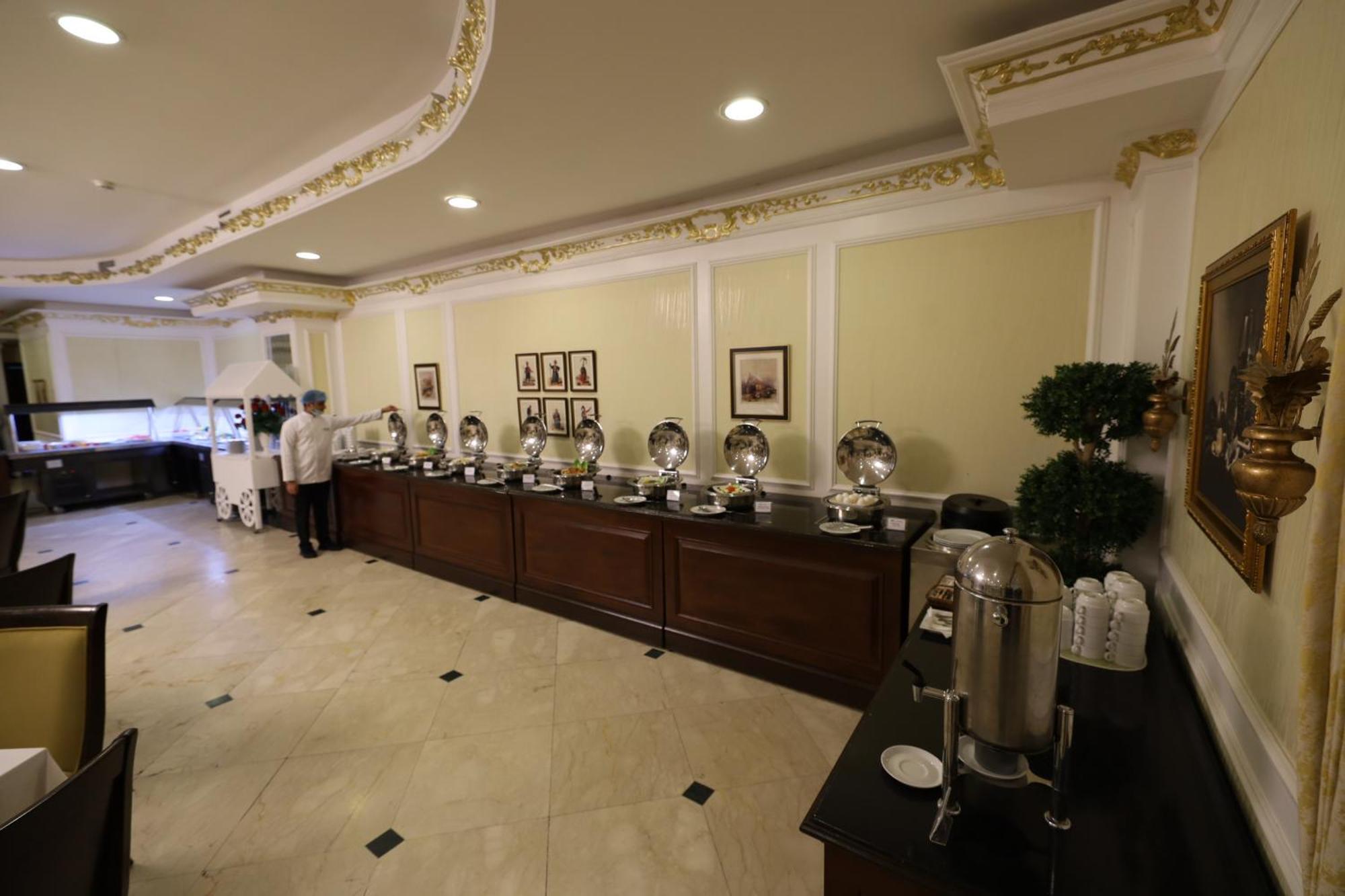 Habitat All Suites, Al Khobar Esterno foto A buffet at a hotel