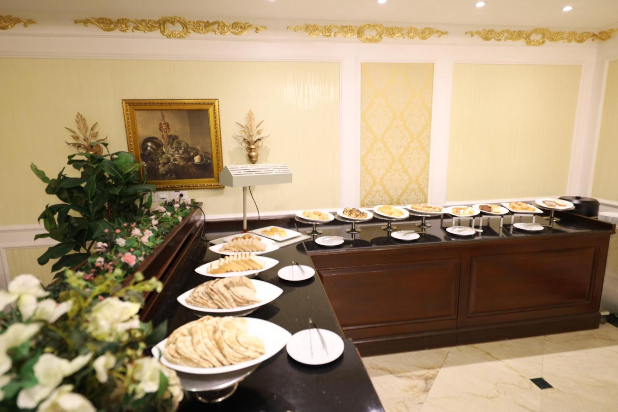 Habitat All Suites, Al Khobar Esterno foto A buffet at a hotel